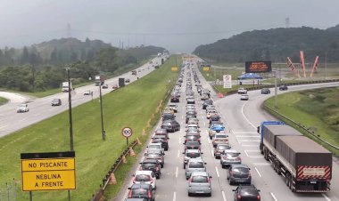 Motoristas enfrentam trânsito intenso do litoral de SP.