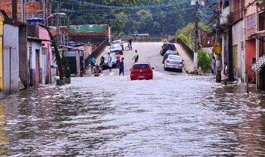 Chuva forte alaga bairros de Mogi das Cruzes e causa desabamento em Itaquaquecetuba.