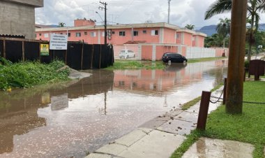 Temporal deixa a Baixada Santista debaixo d'água.