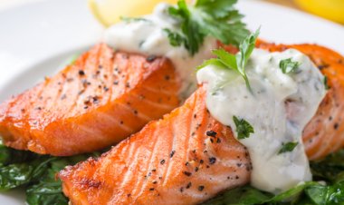 Salmão grelhado com espinafre