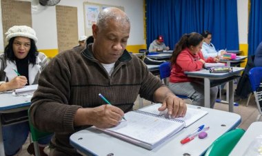 Apesar de muito atraso, Boracéia começa avançar na educação com a EJA!