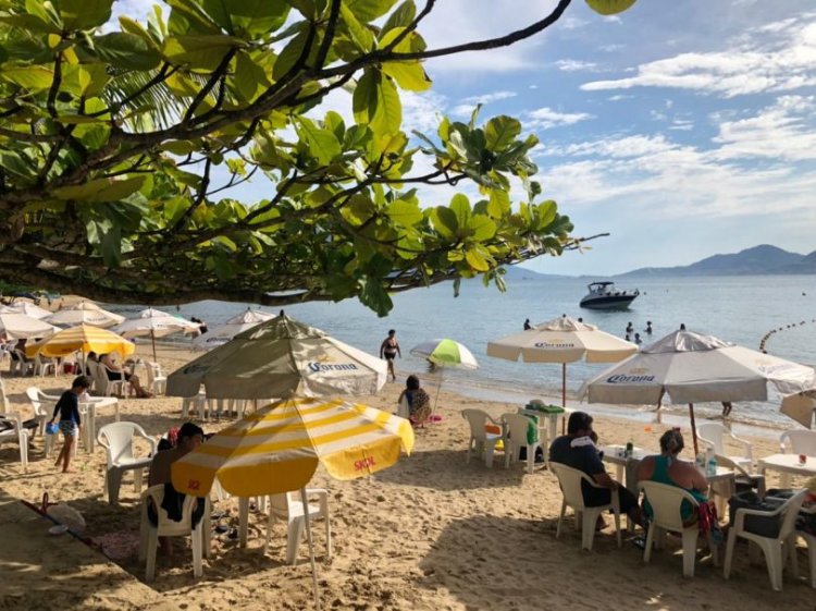 Prefeitura de Ilhabela reforça regras para uso de mesas e cadeiras nas praias e calçadas.