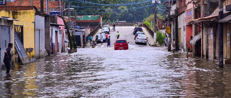 Chuva forte alaga bairros de Mogi das Cruzes e causa desabamento em Itaquaquecetuba.
