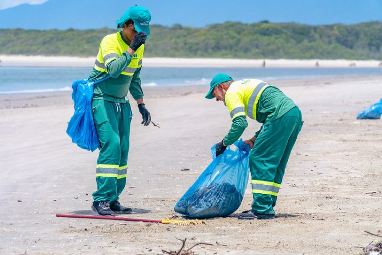 Mutirão reforça limpeza e preservação das praias de Bertioga