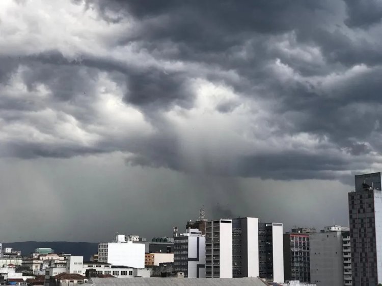 Temporal atinge Baixada Santista com chuva forte, raios e alerta para áreas de risco