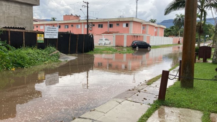 Temporal deixa a Baixada Santista debaixo d'água.
