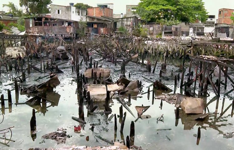 Incêndio no Dique da Vila Gilda Deixa Desabrigados na Maior Favela de Palafitas do Brasil