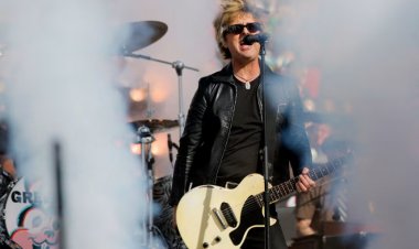 Super Bowl: Green Day canta música crítica aos EUA após provocar Trump