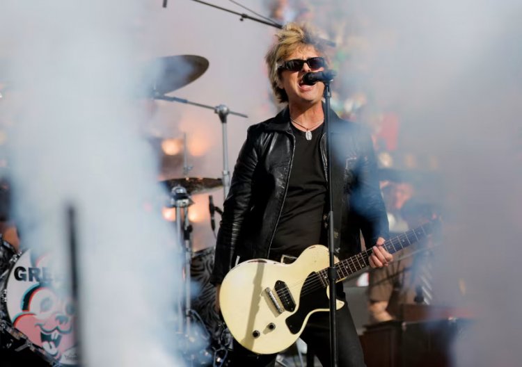 Super Bowl: Green Day canta música crítica aos EUA após provocar Trump